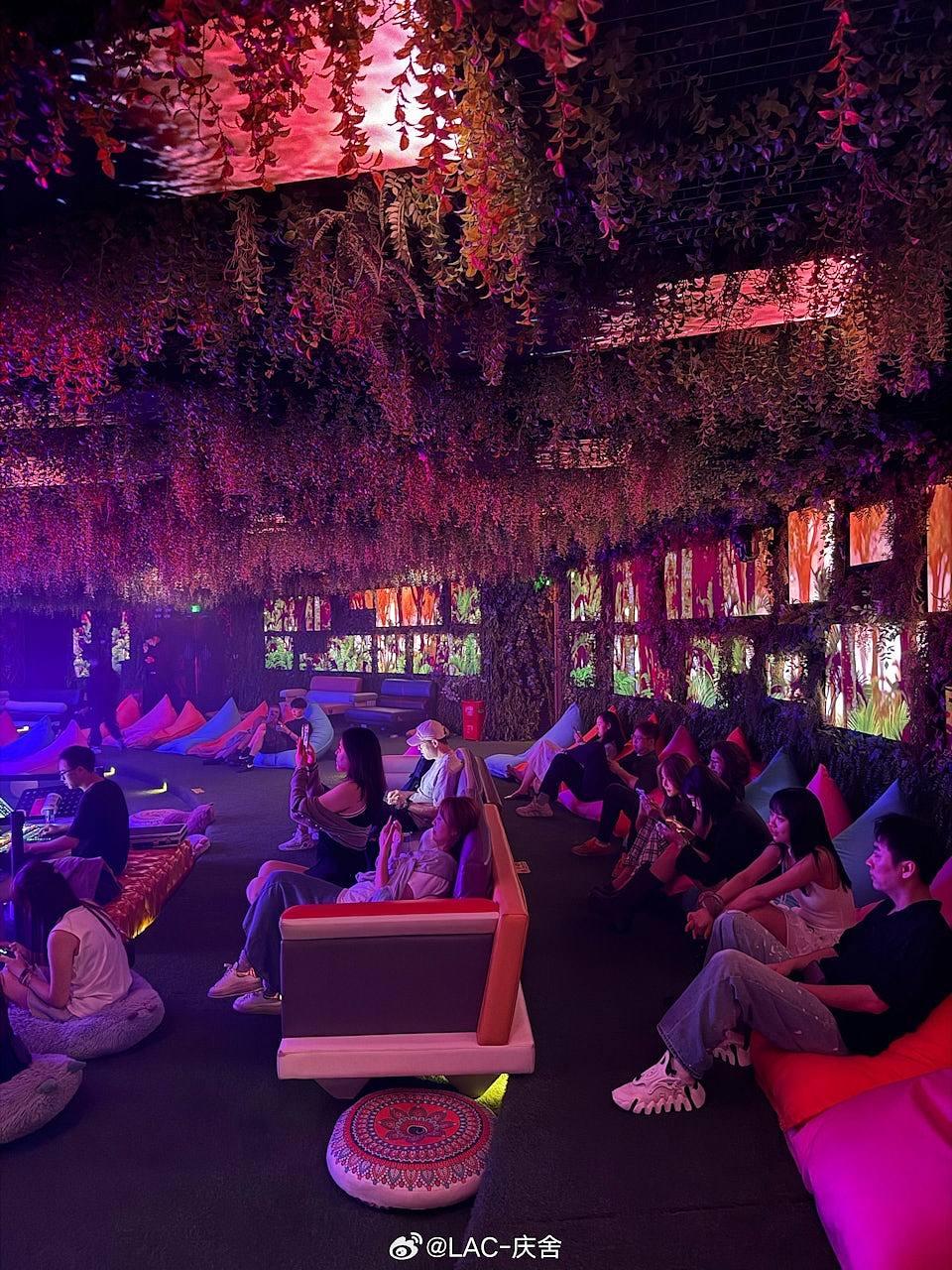 上海夜店提供现场登记结婚?网民:为了结婚率不择手段(视频/组图) - 2