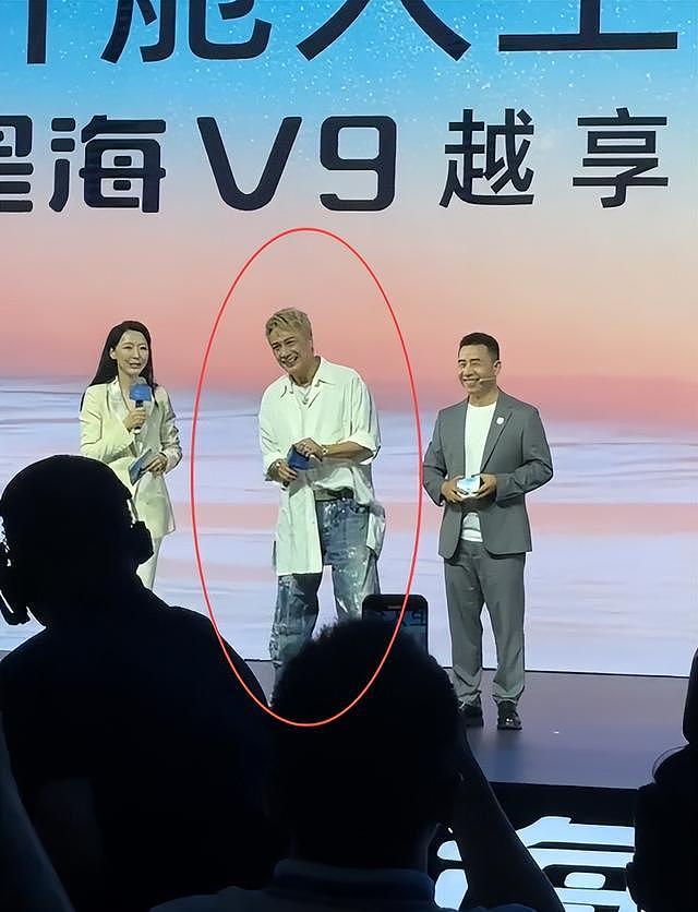 64岁吴镇宇近况,生图皮肤紧致五官能打,刷老年卡坐公交遭人嫌弃(组图) - 6