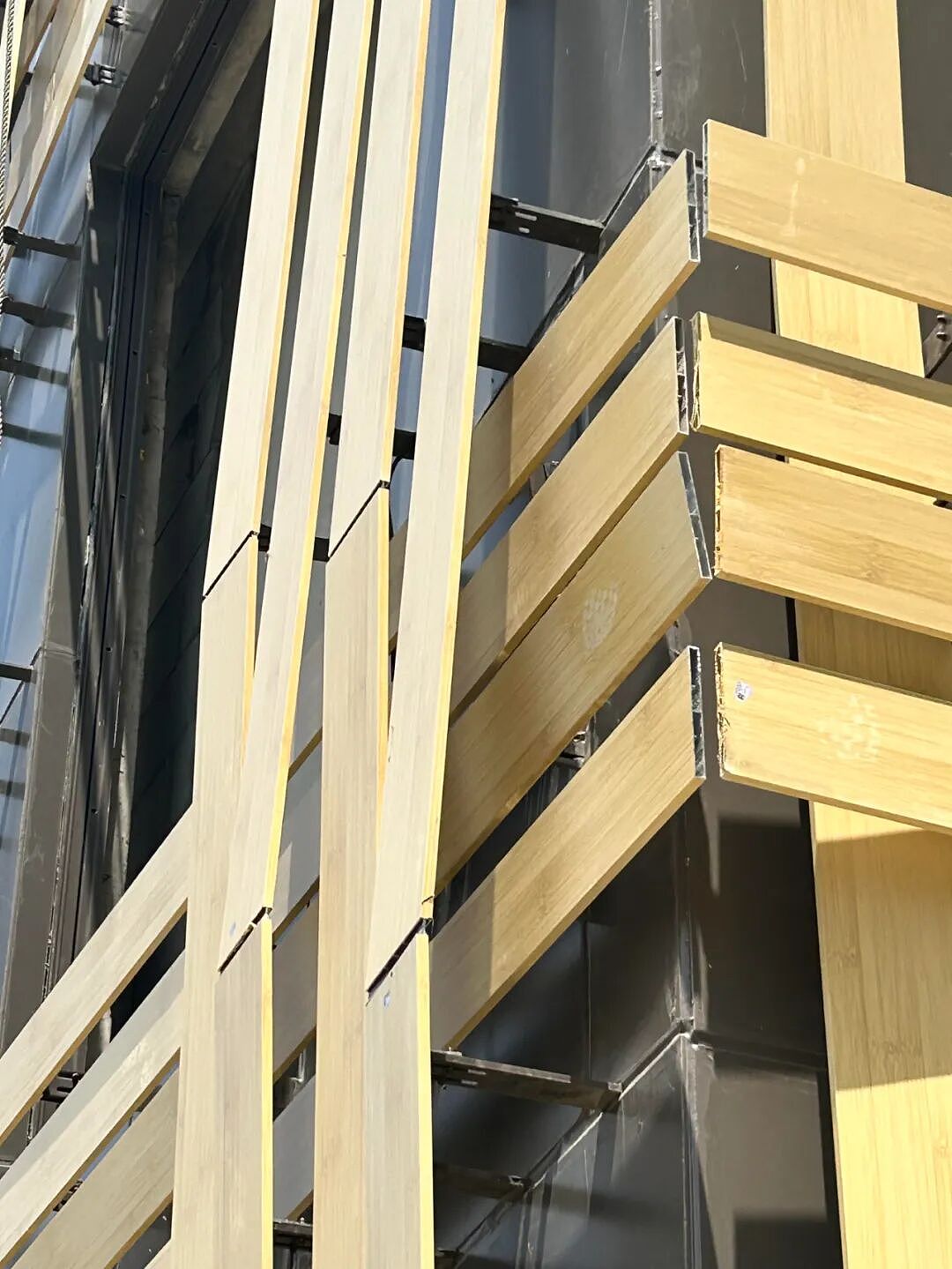 建筑大师又“翻车”了？隈研吾在武汉设计的酒店，还未完工就被吐槽像“快递防护木架”！网友：效果图是一个？（组图） - 9