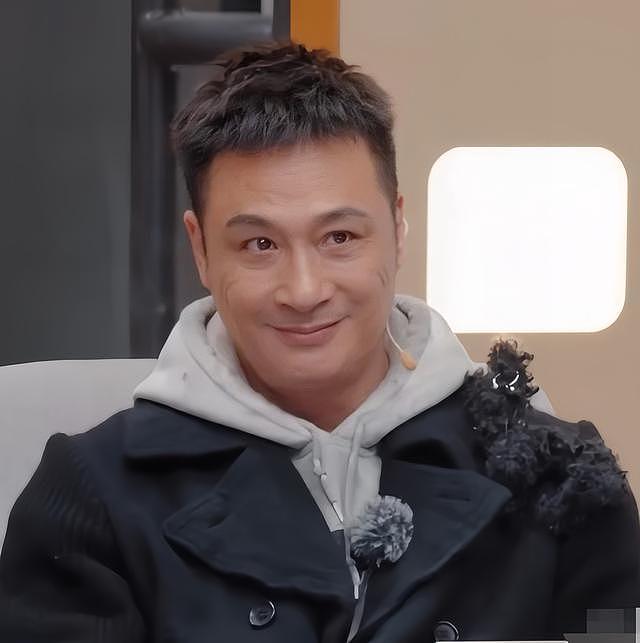 64岁吴镇宇近况,生图皮肤紧致五官能打,刷老年卡坐公交遭人嫌弃(组图) - 5