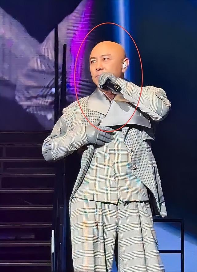 64岁吴镇宇近况,生图皮肤紧致五官能打,刷老年卡坐公交遭人嫌弃(组图) - 18