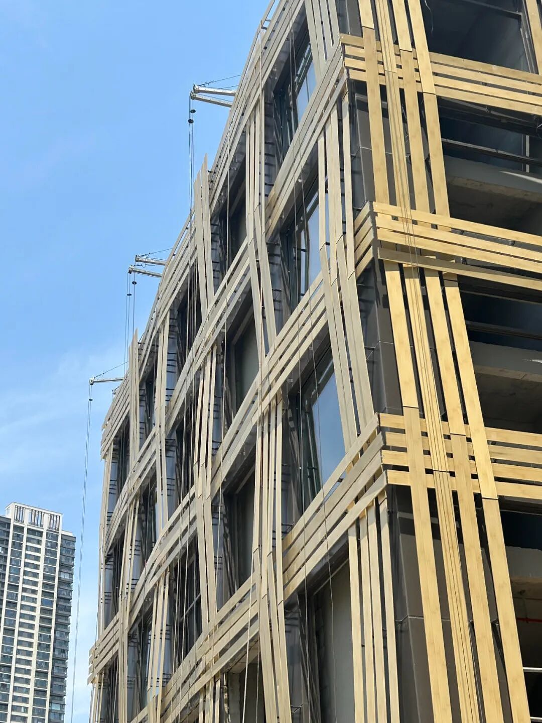 建筑大师又“翻车”了？隈研吾在武汉设计的酒店，还未完工就被吐槽像“快递防护木架”！网友：效果图是一个？（组图） - 4