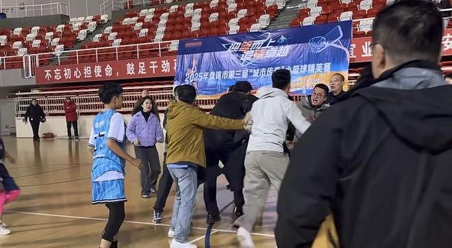 辽宁篮球赛孩子拿球砸人!父亲冲入场内暴力推人,引爆家长群殴飞踹(组图) - 3