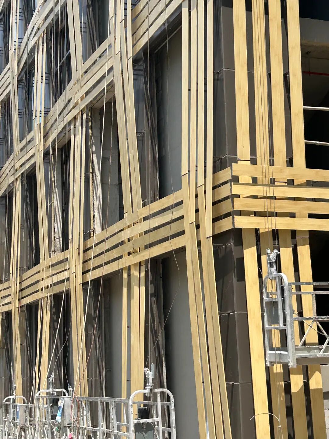 建筑大师又“翻车”了？隈研吾在武汉设计的酒店，还未完工就被吐槽像“快递防护木架”！网友：效果图是一个？（组图） - 7
