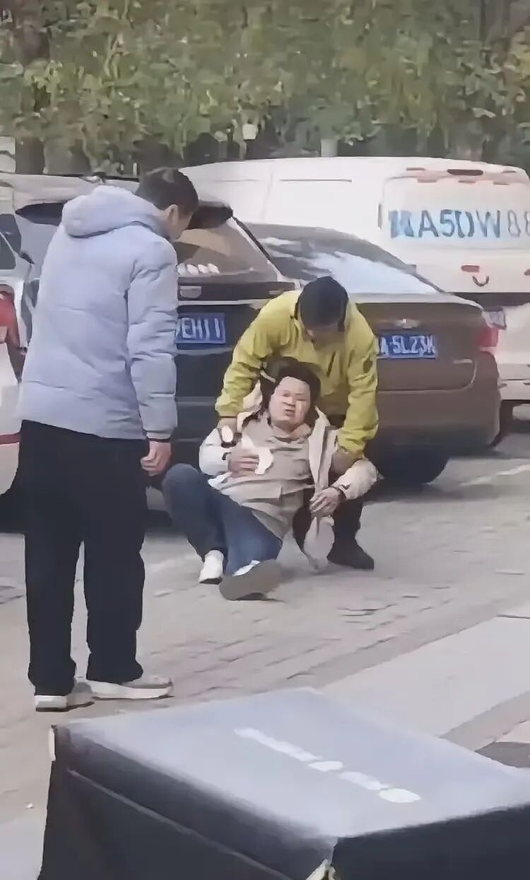 石家庄外卖小哥遭扣薪80%,持刀捅伤两站长,原因太扎心(组图) - 7