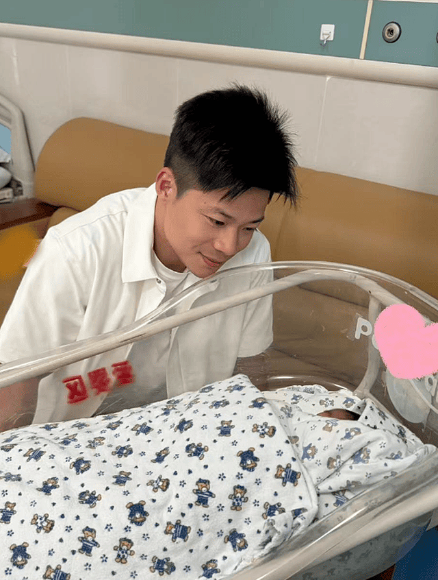 苏炳添陪家人被偶遇,背影男友力满满,妻子生仨娃还是小女孩模样(组图) - 5
