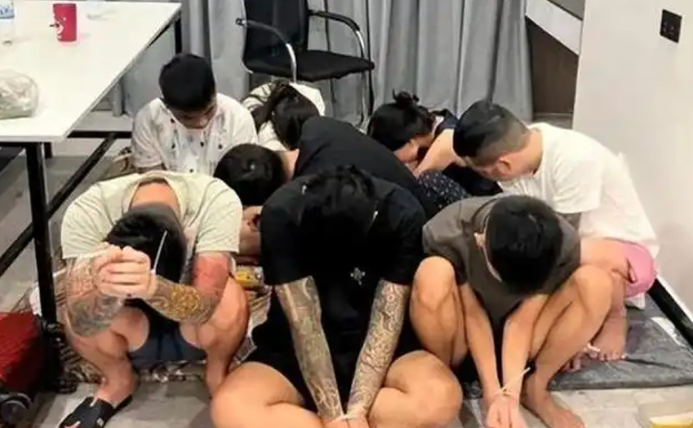 离谱！东南亚电诈园区办公室里，竟出现“不忘初心、砥砺前行”等中文横幅（组图） - 3