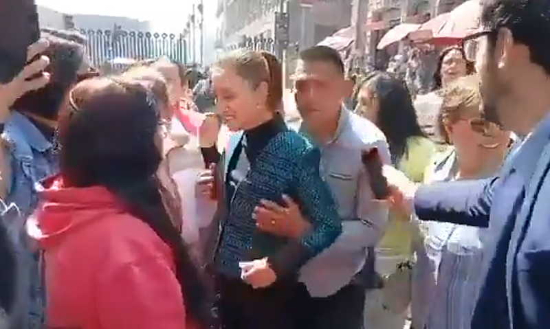 墨西哥女总统薛恩鲍姆，当街遭偷亲、差点被袭胸（视频/组图） - 1