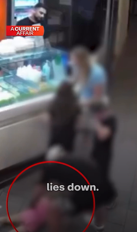 太恶心!澳洲闹市区餐馆门口,一金发美女当众小便!网友炸锅(组图) - 10
