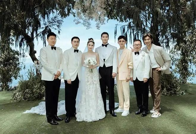 窦骁否认婚变后首现身，状态很好露开心笑容，手戴结婚戒指超抢镜（组图） - 8