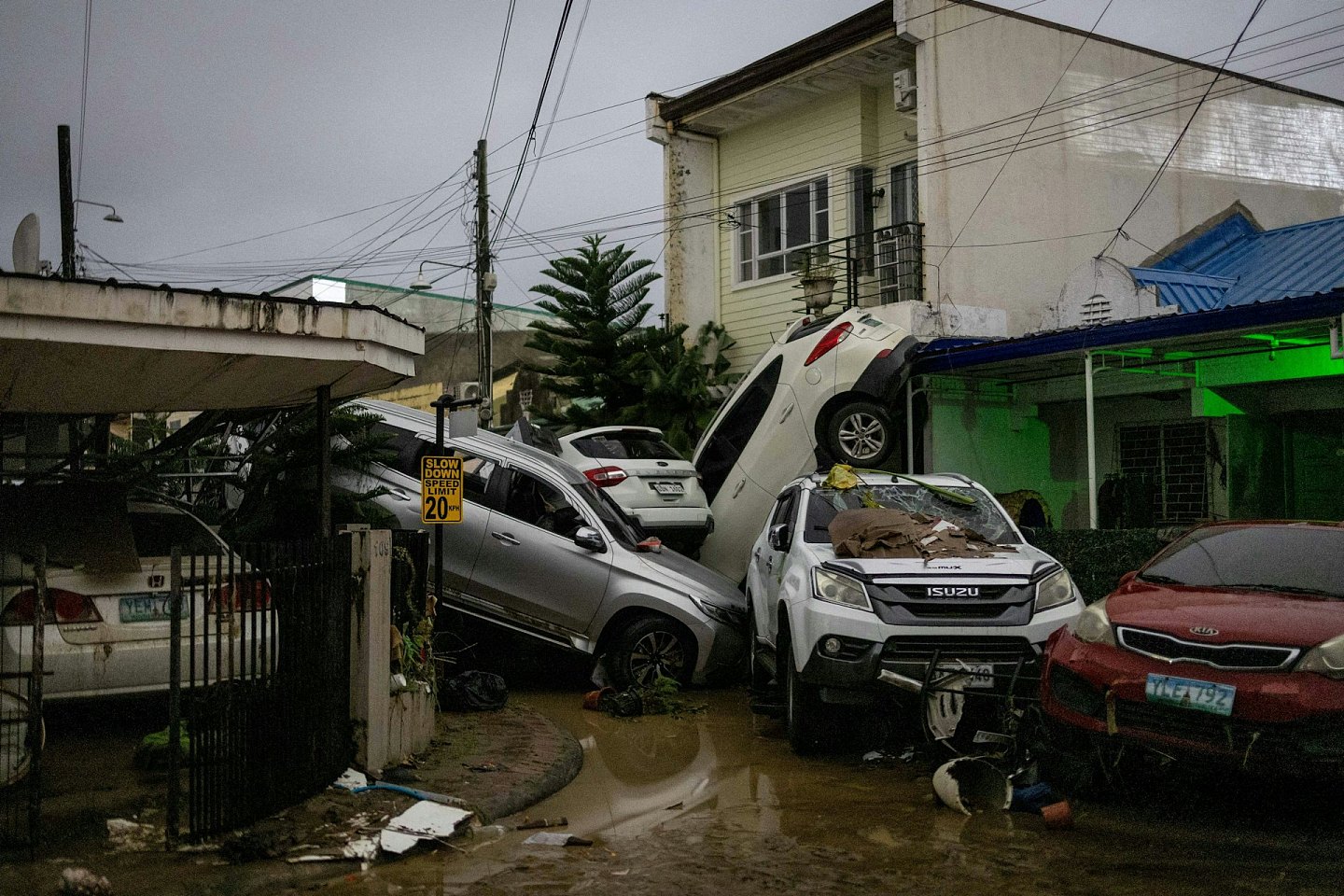 台风海鸥袭菲律宾增至46死，包括救灾军机坠毁6人罹难（视频/组图） - 10