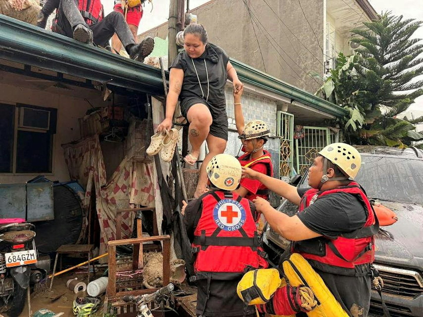 台风海鸥袭菲律宾增至46死，包括救灾军机坠毁6人罹难（视频/组图） - 8