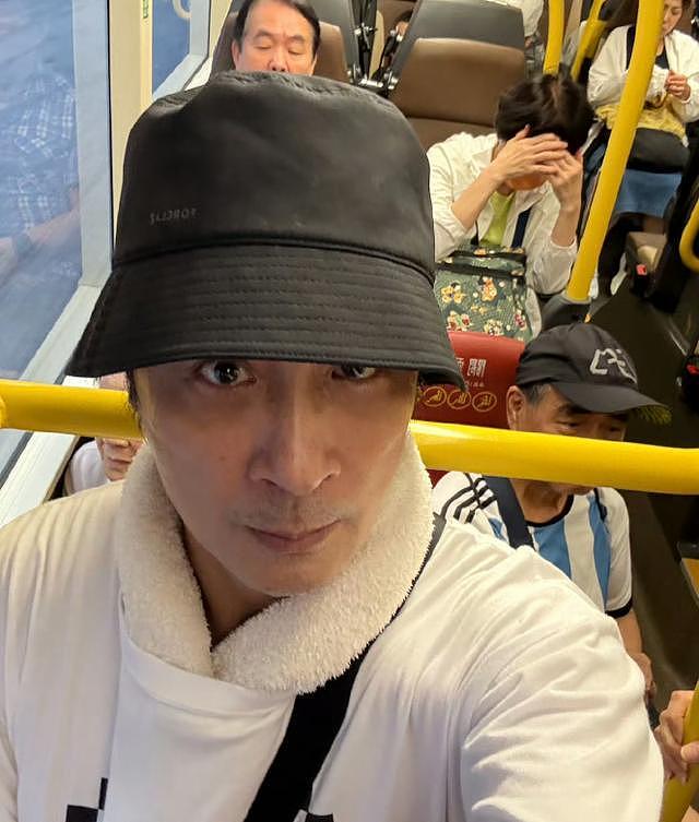 64岁吴镇宇近况,生图皮肤紧致五官能打,刷老年卡坐公交遭人嫌弃(组图) - 19