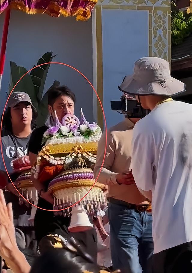 64岁吴镇宇近况,生图皮肤紧致五官能打,刷老年卡坐公交遭人嫌弃(组图) - 14