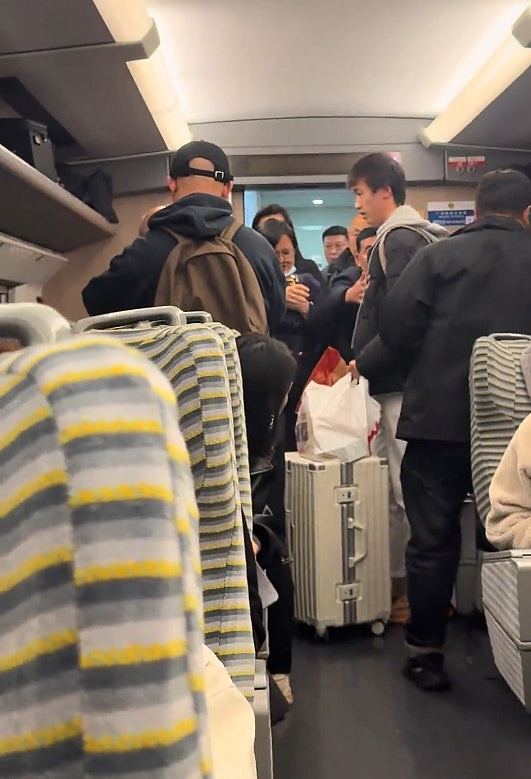 光头男高铁要求让座遭拒,大骂对方“畜生”!年轻男反击:我是你爸(视频/组图) - 1