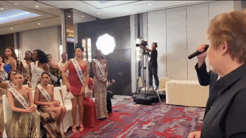 环球小姐选美惊变“翻桌”现场!评委开口骂她“笨蛋”的那一刻,全场佳丽站了起来...(视频/组图) - 6