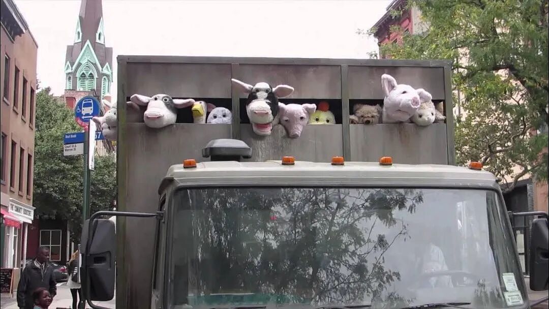 纽约街头惊现“屠宰班车”满载60只毛绒动物！网友：最可爱的形象演绎最残酷的现实（组图） - 4