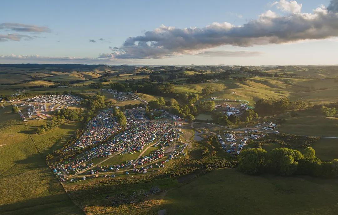 新西兰高档社区“辣眼一幕”!有人全裸骑车出街,路人看傻眼,4辆警车出动(组图) - 16