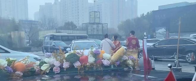 新人婚车被拦对方索要50条烟，律师：已达刑事立案标准（组图） - 2