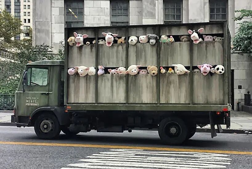 纽约街头惊现“屠宰班车”满载60只毛绒动物！网友：最可爱的形象演绎最残酷的现实（组图） - 6