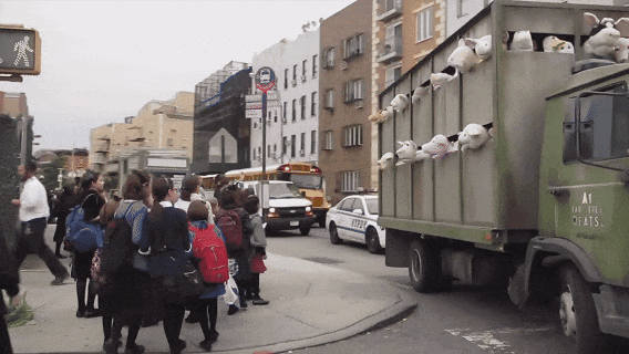 纽约街头惊现“屠宰班车”满载60只毛绒动物！网友：最可爱的形象演绎最残酷的现实（组图） - 2