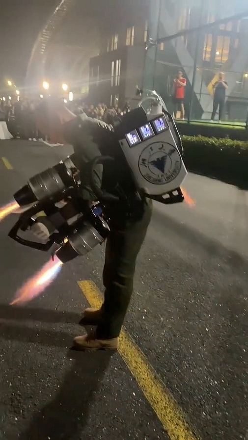 宛如“钢铁侠”！疯传浙江大学“喷射飞行背囊”校园试飞成功（视频/组图） - 2
