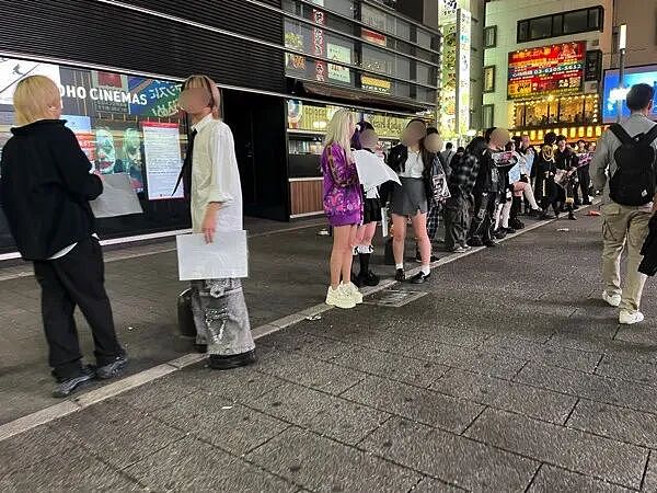 日网疯传中国游客为省酒店钱竟躺进储物柜里?日本网友疯狂吐槽,结果真相打脸(组图) - 24