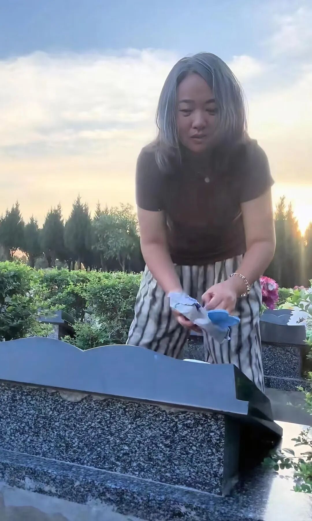 【情感】泪目！34岁白发妈妈亲吻宝宝的墓碑，无法走出的她因大儿子一句话“重生”（组图） - 1
