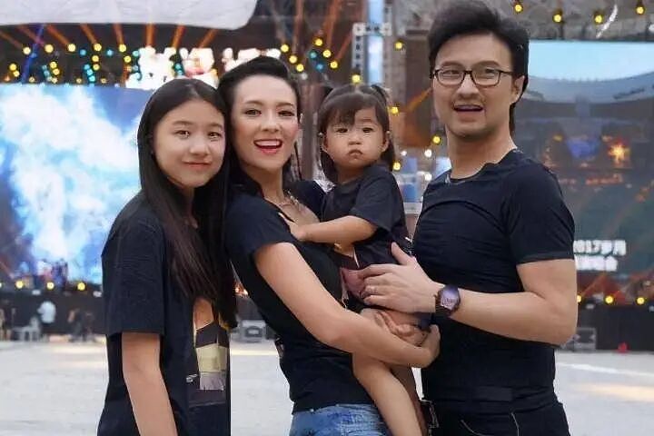 章子怡夺回女儿抚养权,汪峰付高额抚养费压力大,开演唱会走音翻车(组图) - 4