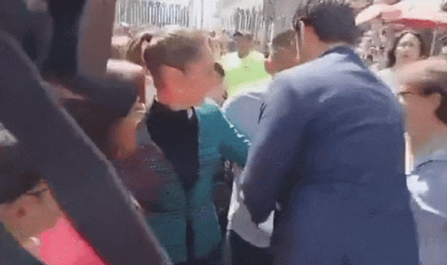 墨西哥女总统当街遭咸猪手,差点被亲?市长刚被枪击,总统又...啥安保啊?(视频/组图) - 3
