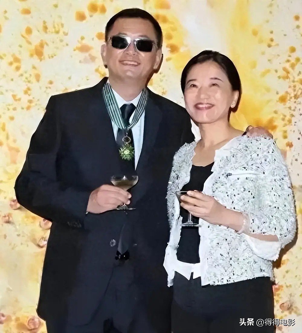 陪玩陪睡只是开胃菜! 袭警、舔手指、集体嫖娼…(组图) - 18