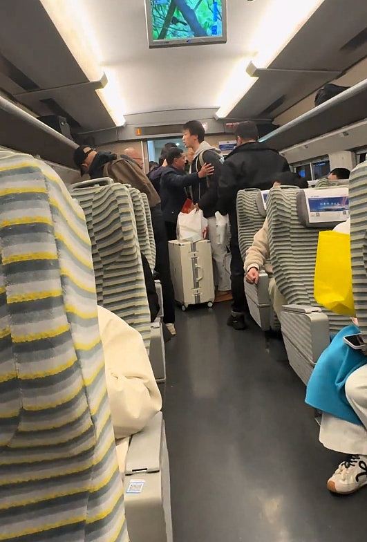 光头男高铁要求让座遭拒,大骂对方“畜生”!年轻男反击:我是你爸(视频/组图) - 2