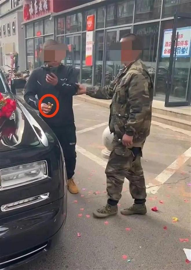 新人婚车被拦对方索要50条烟，律师：已达刑事立案标准（组图） - 1