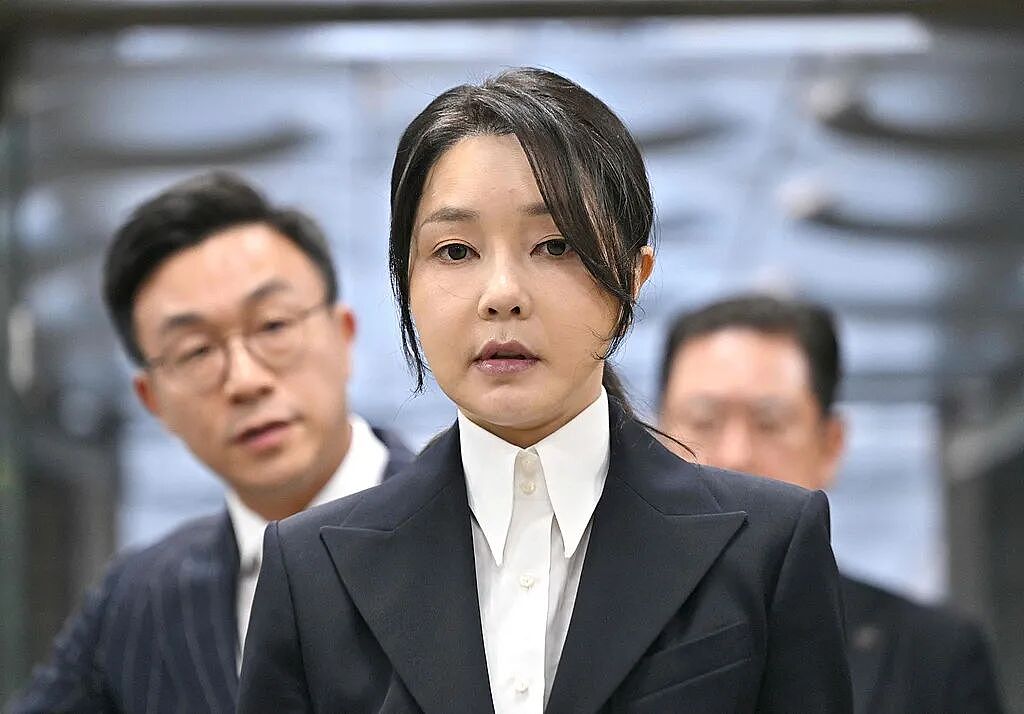 韩媒：金建希首次承认收受香奈儿手袋，公开致歉，称与利益交换无关，否认曾收受格拉夫项链（组图） - 2