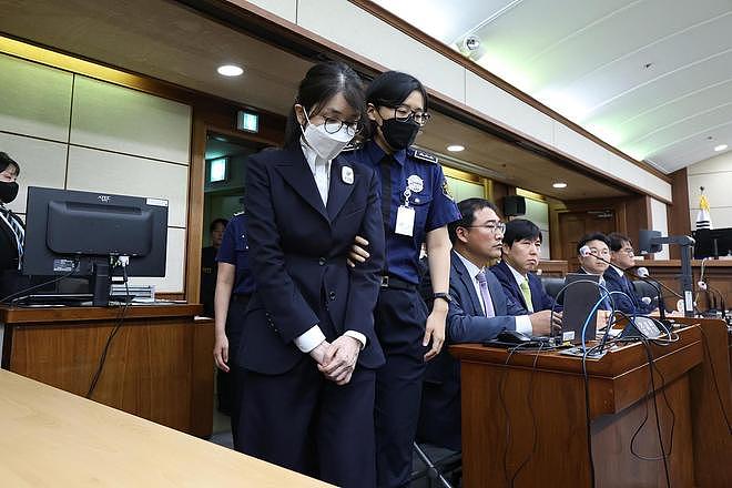 金建希首次承认收礼：“3包1鞋”，都是香奈儿品牌，律师：她痛苦地意识到犯错（组图） - 1