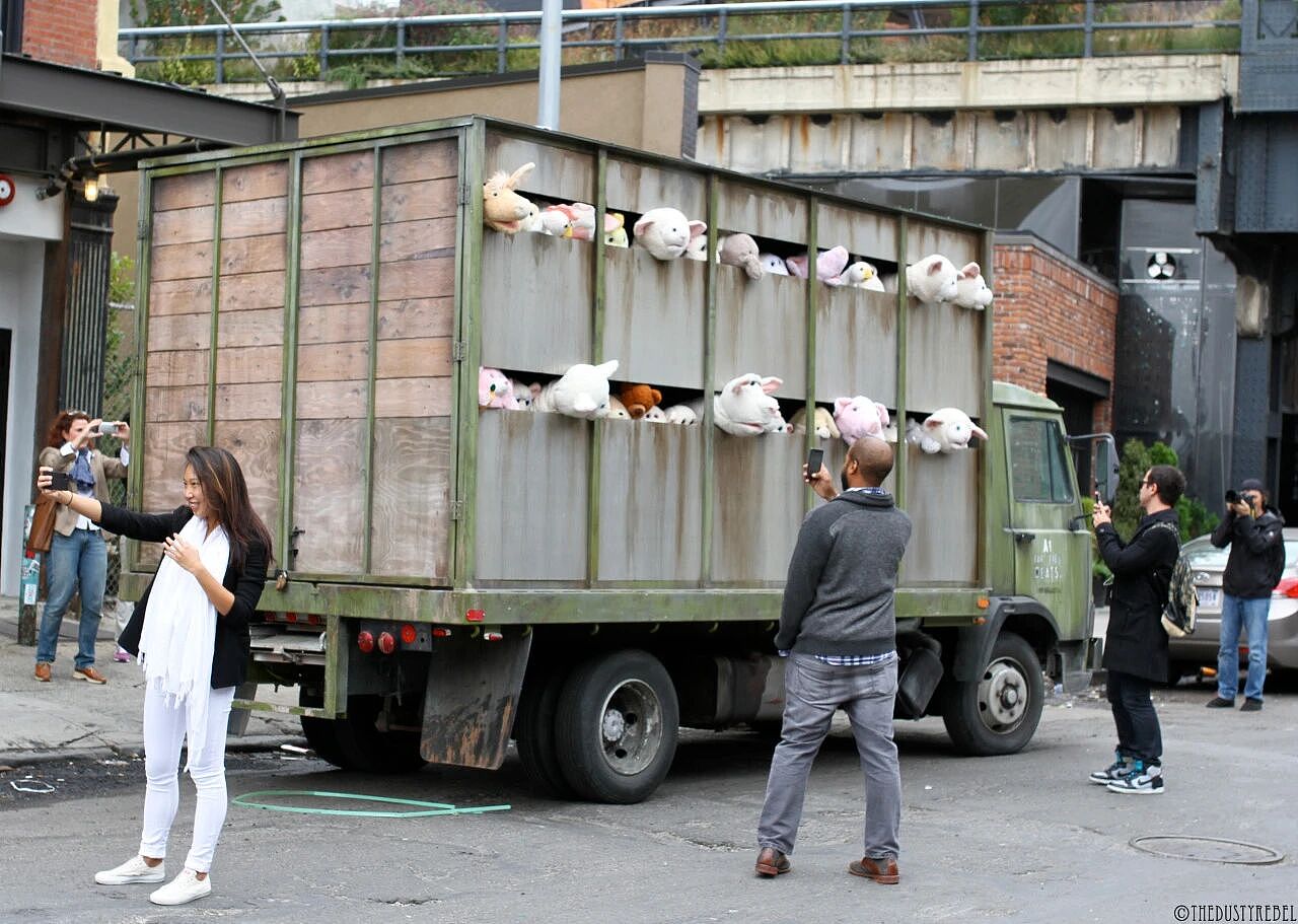 纽约街头惊现“屠宰班车”满载60只毛绒动物！网友：最可爱的形象演绎最残酷的现实（组图） - 14