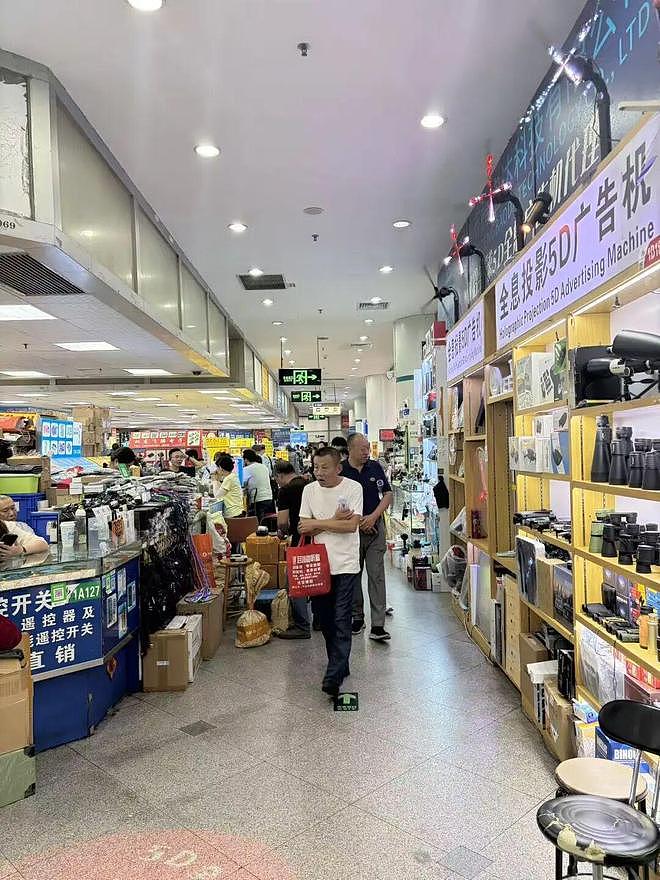 比水贝黄金市场还热闹,深圳华强北有产品翻倍涨价!商户称“每天都在涨,后面可能更贵”,但不敢囤货(组图) - 2