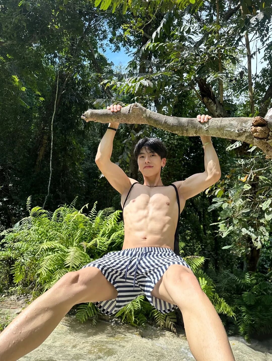 【帅哥】新疆卷毛腹肌体育生，白皮猛男，前任直呼扛不住...（组图） - 2