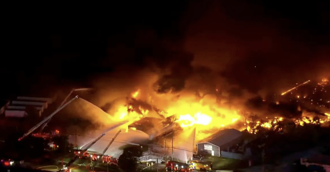 飞机坠地爆炸9死16失踪！引擎脱落地面秒变焚化炉，火球腾空 “天上下油雨“（视频/组图） - 6