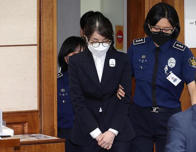 金建希首次承认收礼：“3包1鞋”，都是香奈儿品牌，律师：她痛苦地意识到犯错（组图） - 3