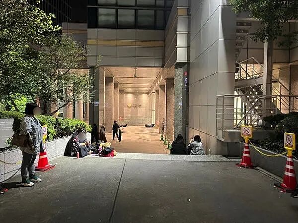 日网疯传中国游客为省酒店钱竟躺进储物柜里?日本网友疯狂吐槽,结果真相打脸(组图) - 27