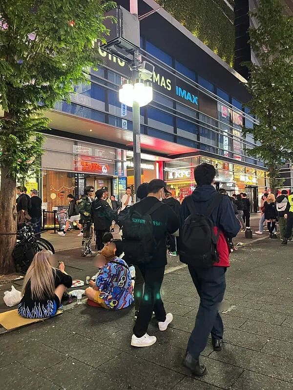 日网疯传中国游客为省酒店钱竟躺进储物柜里?日本网友疯狂吐槽,结果真相打脸(组图) - 23
