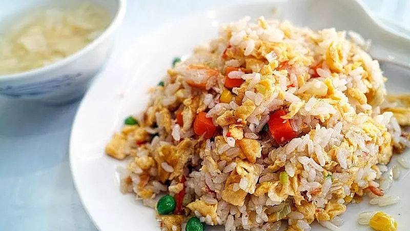 用隔夜饭自制炒饭食用，男子确诊“炒饭综合症”入ICU险死（组图） - 1