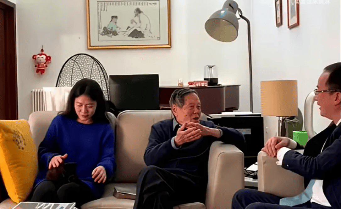 翁帆新住所曝光：家里还挂着杨振宁103岁生日横幅（组图） - 5