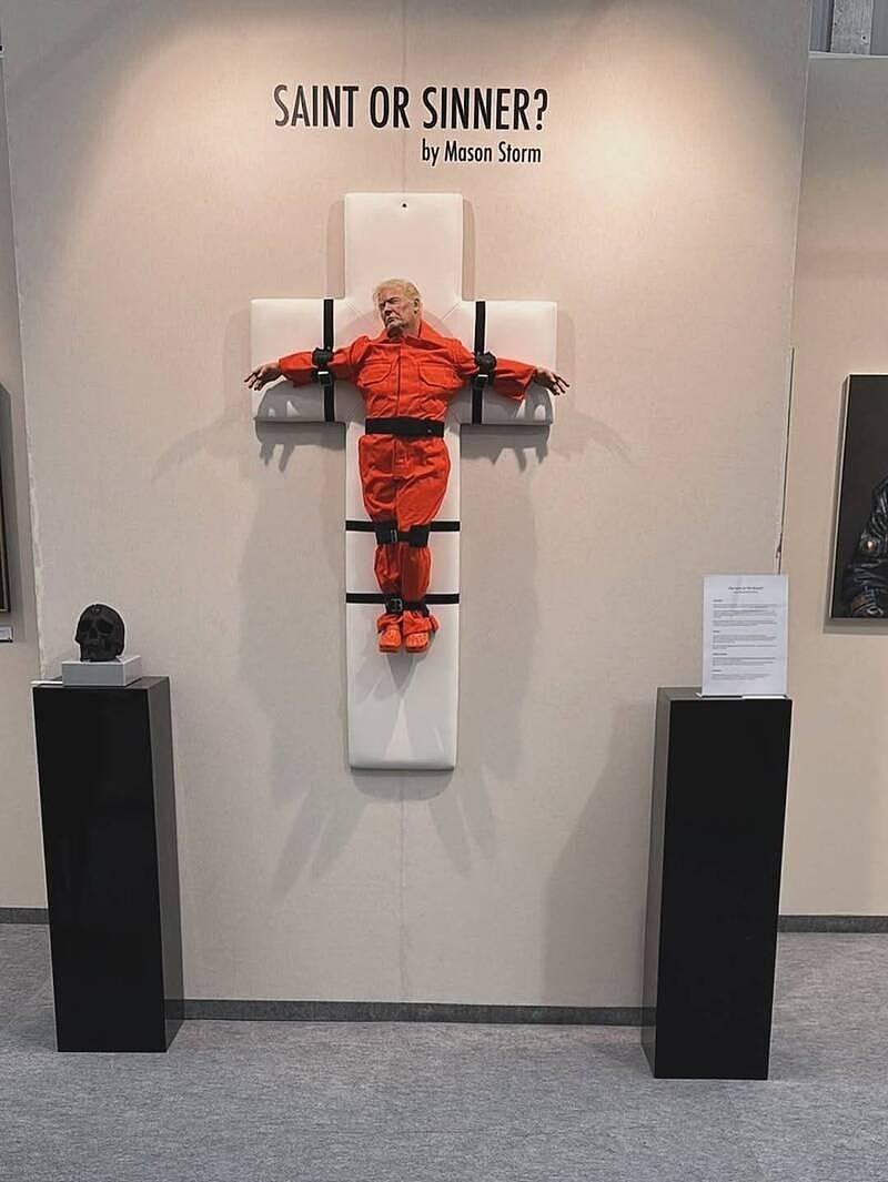 特朗普穿囚服遭绑十字架雕塑！瑞士展出“圣人还是罪人”惹笑声（视频/组图） - 1