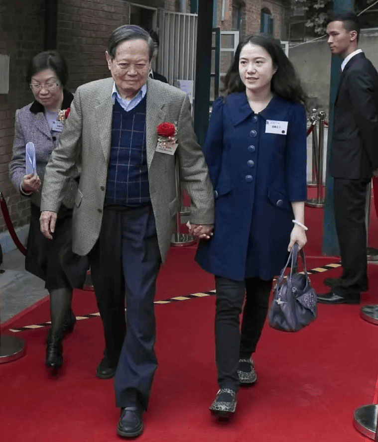 翁帆新住所曝光：家里还挂着杨振宁103岁生日横幅（组图） - 7