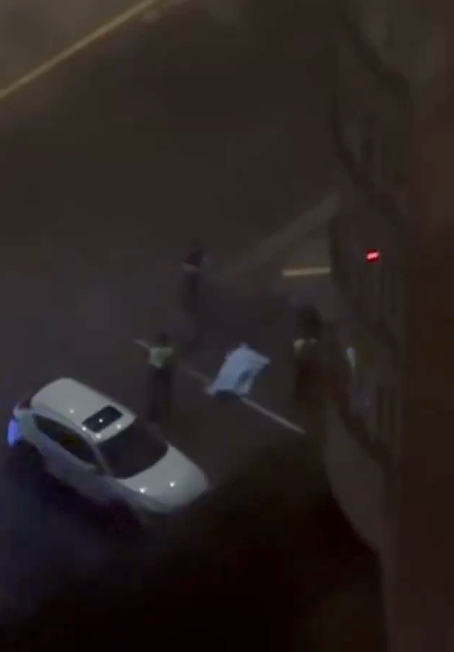 惊魂Metrotown!男子遭枪击爆头, 当场惨死!附近惊现疑似灭迹“火烧车”(组图) - 2