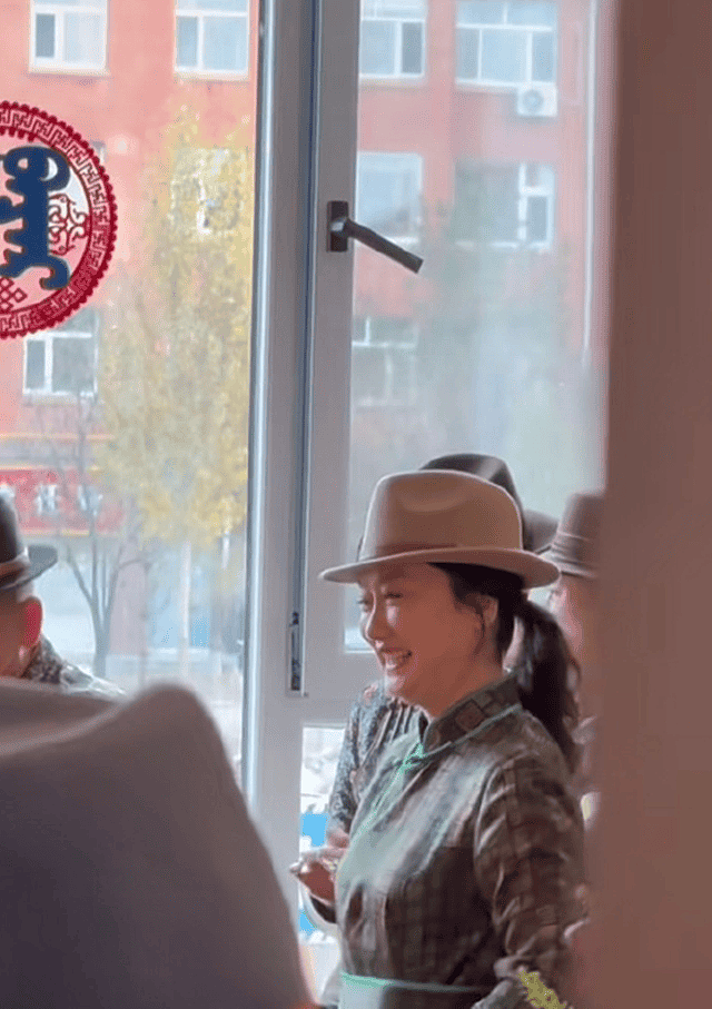 玲花时隔5个月露面，回老家参加外甥婚礼，身穿蒙古袍状态很好（组图） - 2