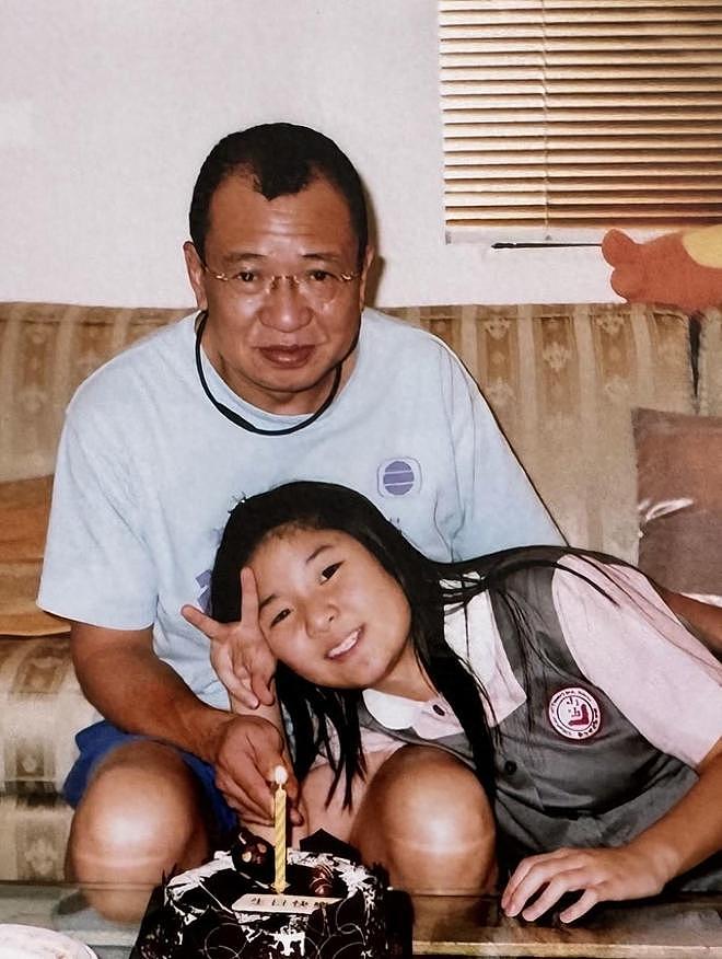 许绍雄77岁生忌女儿发文悼念,晒父女温馨合照,称这几日好不真实(组图) - 1