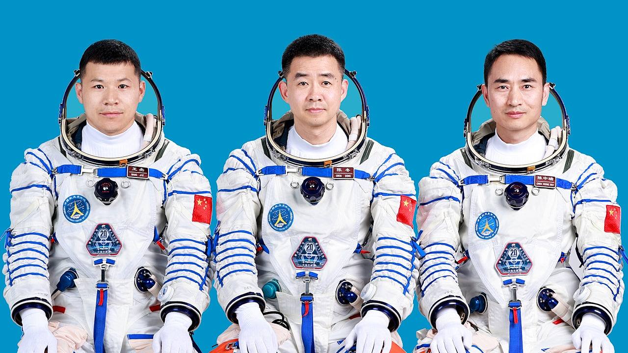 神舟二十号推迟返回地球,为何被微小碎片撞击?专家:很难预防(组图) - 1
